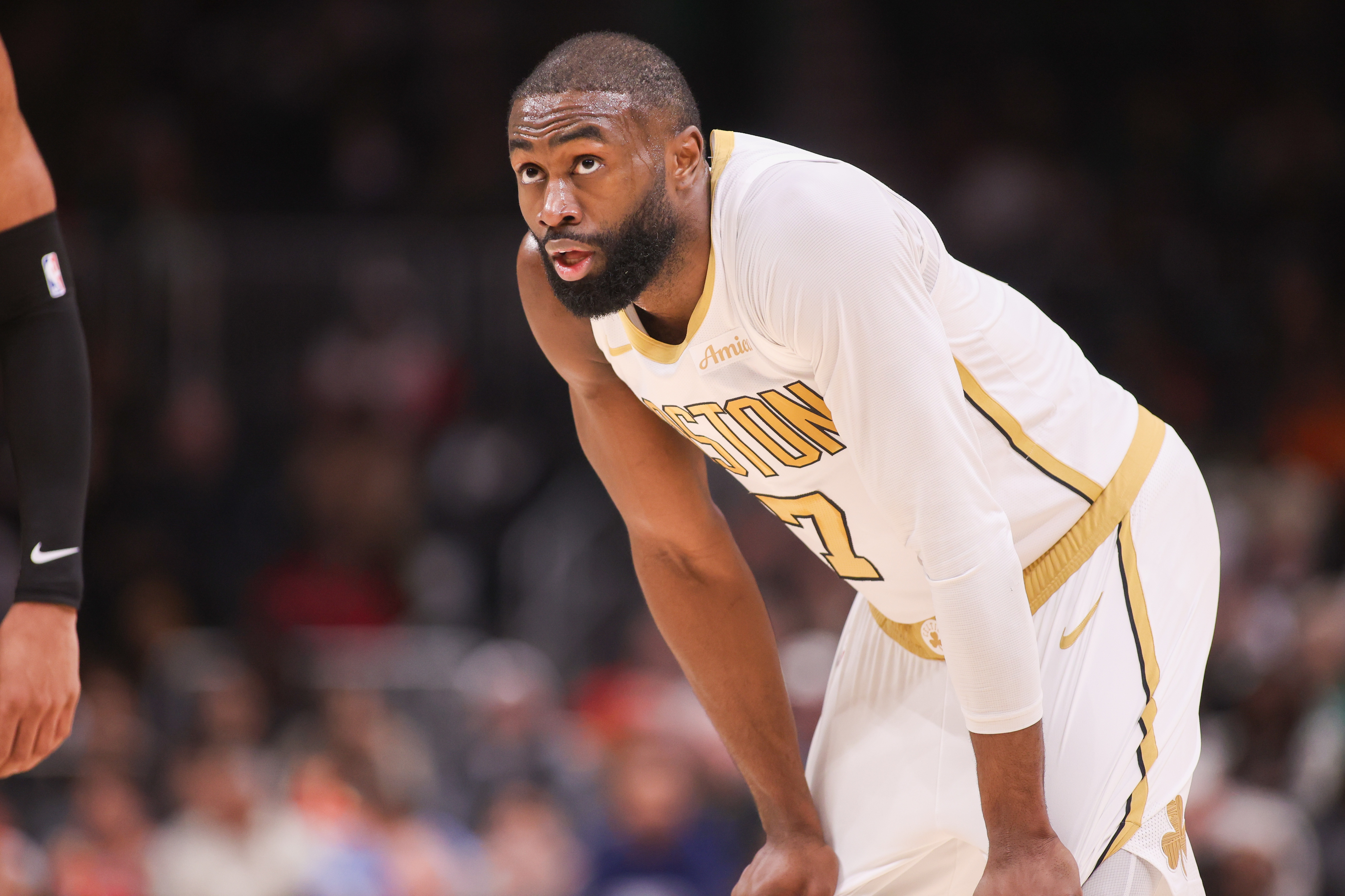 三双到手！杰伦·布朗27中9拿到27分10板12助 三分10中4