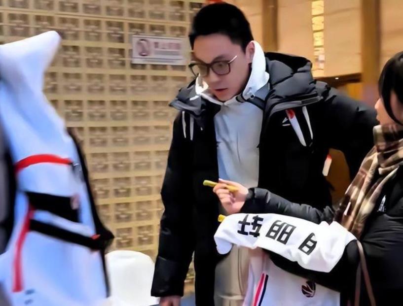 广东队唯一600万顶薪球员，胡明轩场均只有7分，还不如打替补