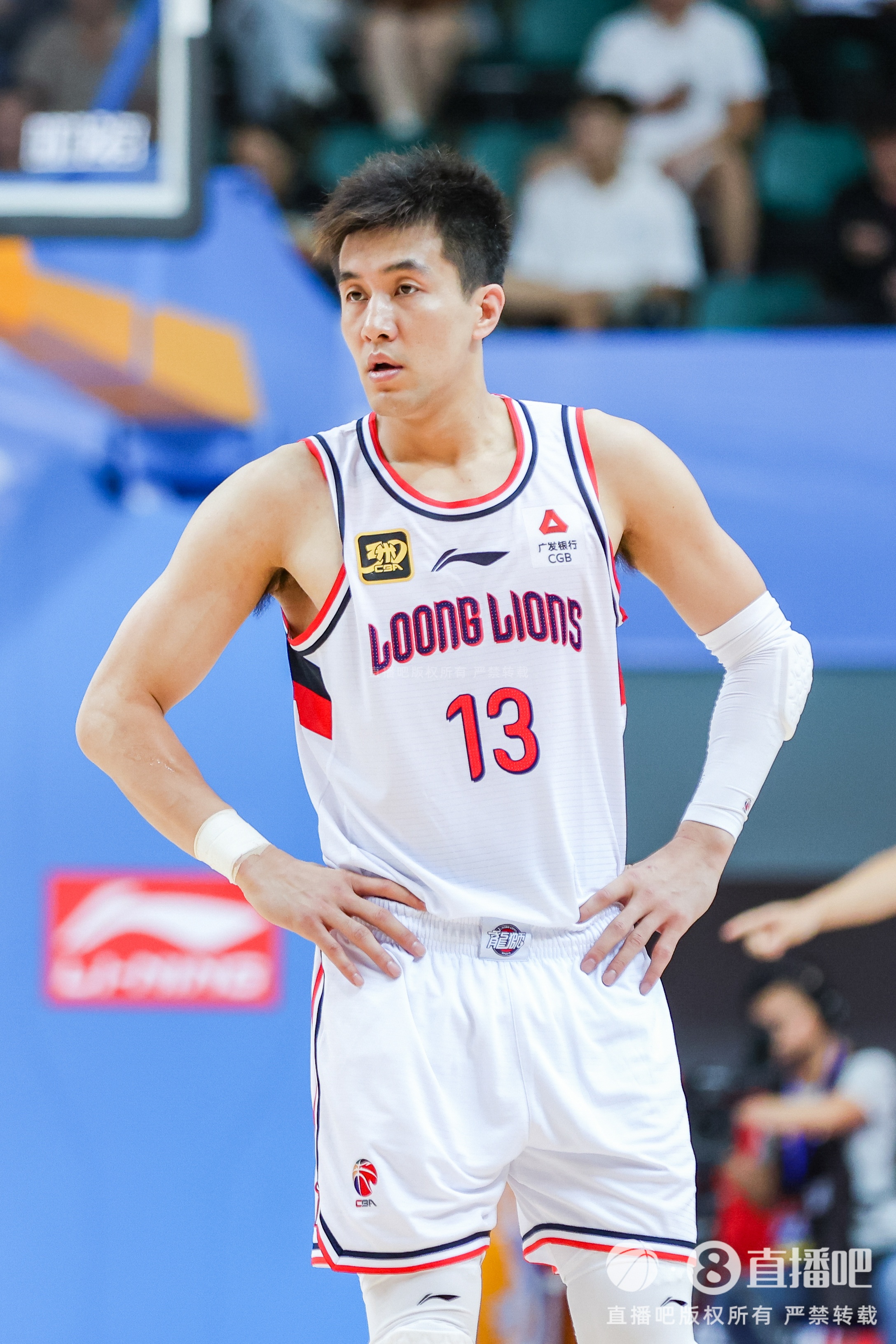 开云体育下载-媒体人:郭艾伦命途多舛 很多球迷希望他在某个时间节点叶落归根