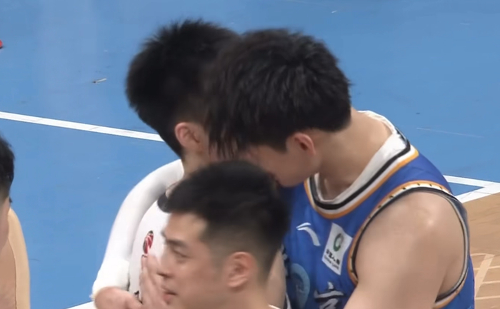 开云-北京淘汰广东！胡明轩人缘极佳，杜锋挺开心，陈盈骏面露凶狠|曾凡博|赵睿|cba季后赛|内线|周琦_新浪体育_新浪新闻