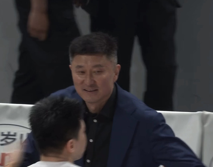 开云-北京淘汰广东！胡明轩人缘极佳，杜锋挺开心，陈盈骏面露凶狠|曾凡博|赵睿|cba季后赛|内线|周琦_新浪体育_新浪新闻